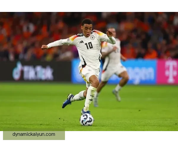 穆西亚拉在新赛季表现稳健，正逐渐成为球场上的艺术家